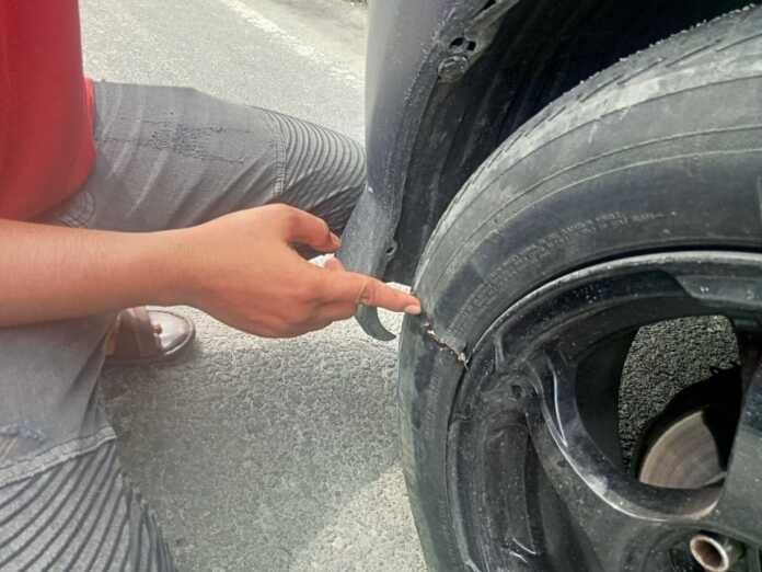 SOBEK: Kondisi ban mobil milik aktivis mahasiswa Fajar Rivana yang koyak, diduga kuat disobek oleh Orang Tak Dikenal (OTK). (FADLY/SUMUT POS)