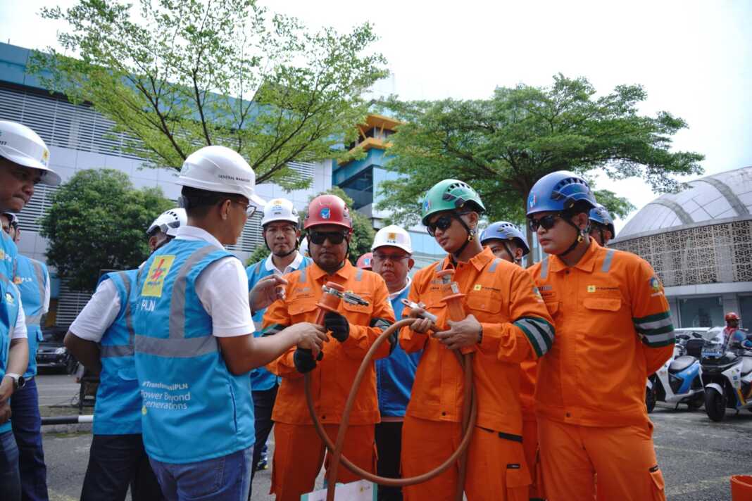General Manager PLN UID Sumatera Utara, Ahmad Syauki saat melakukan pengecekan peralatan inovasi dari Tim PDKB, guna mempermudah proses pekerjaan di lapangan.