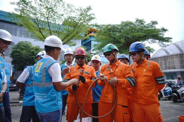 General Manager PLN UID Sumatera Utara, Ahmad Syauki saat melakukan pengecekan peralatan inovasi dari Tim PDKB, guna mempermudah proses pekerjaan di lapangan.