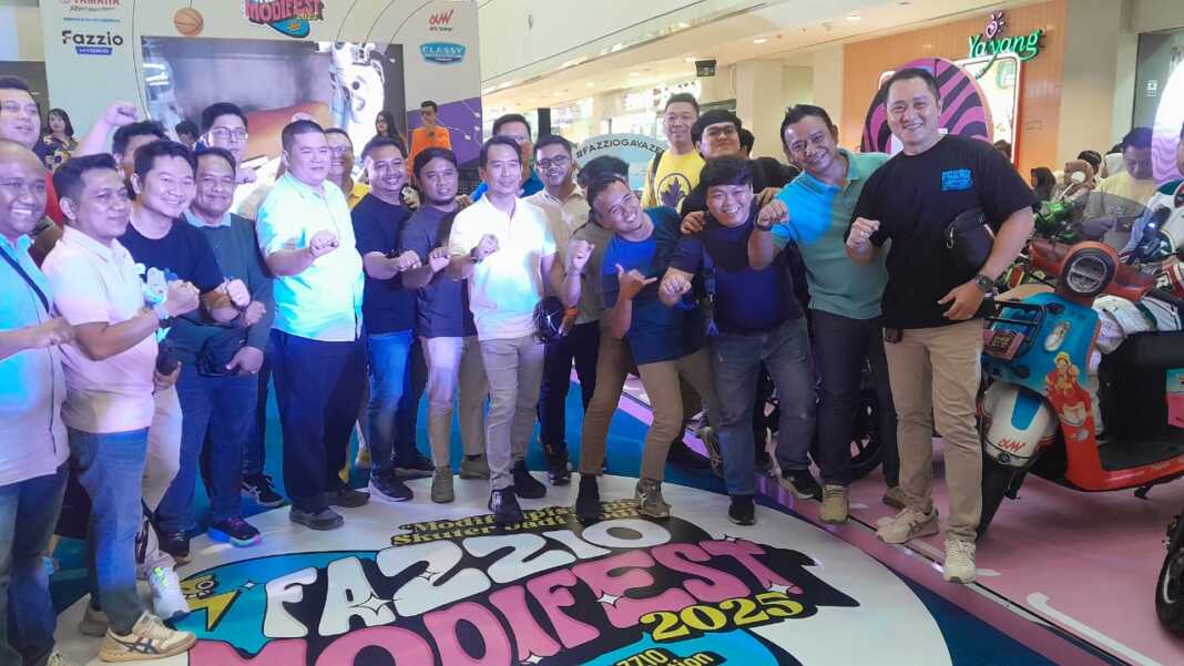 GM Marketing PT Alfa Scorpii, Joni Lie (kanan) diabadikan bersama tim kreatif Yamaha Medan. (Alfa Scorpii)