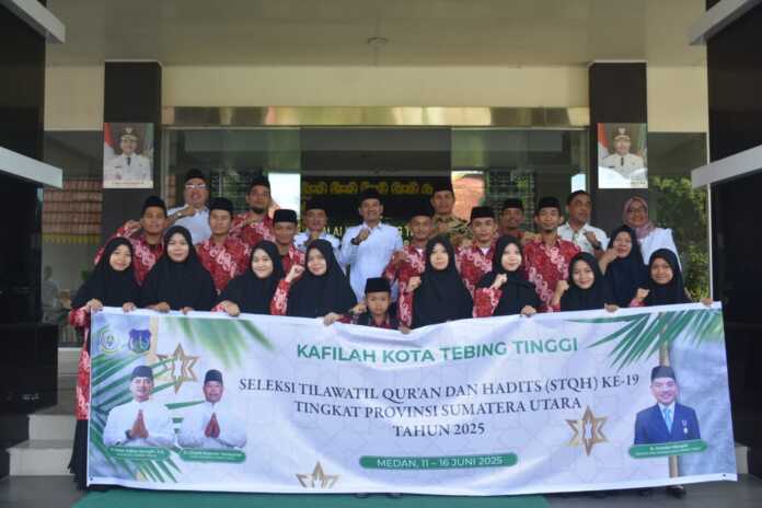 LEPAS: Wali Kota Tebingtinggi Iman Irdian Saragih didampingi PLT Sekdako Kamlan Mursyid melepas keberangkatan 15 kafilah asal Kota Tebingtinggi yang akan mengikuti Seleksi Tilawatil Quran dan Hadits (STQH) ke 19 tingkat Provinsi Sumatera Utara. ISTIMEWA/SUMUT POS LEPAS: Wali Kota Tebingtinggi Iman Irdian Saragih didampingi PLT Sekdako Kamlan Mursyid melepas keberangkatan 15 kafilah asal Kota Tebingtinggi yang akan mengikuti Seleksi Tilawatil Quran dan Hadits (STQH) ke 19 tingkat Provinsi Sumatera Utara. ISTIMEWA/SUMUT POS