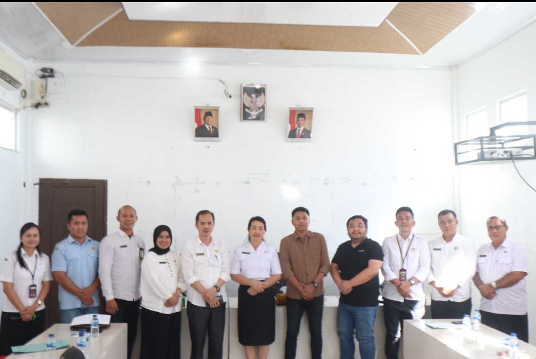 DIABADIKAN: Asisten II Setda Nias Barat, Asaria Harefa, S.IP., MM foto bersama perwakilan PT Data Teknologi Terbaru di sela-sela kegiatan sosialisasi dan pemaparan produk terbaru. foto: OLOHETA/SUMUT POS