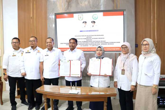 BERSAMA: Bupati Sergai Darma Wijaya beserta jajaran bersama Wakil Direktur I Politeknik Pembangunan Pertanian Medan Dr. Gusti Setiani STP MP dan Tenaga Ahli Menteri Kementerian Pertanian Ir. Ani Muliani MS.( FADLY/SUMUTPOS)