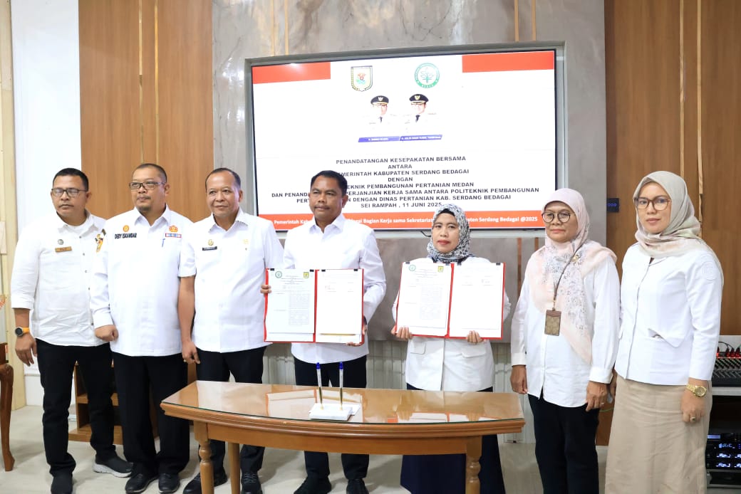 BERSAMA: Bupati Sergai Darma Wijaya beserta jajaran bersama Wakil Direktur I Politeknik Pembangunan Pertanian Medan Dr. Gusti Setiani STP MP dan Tenaga Ahli Menteri Kementerian Pertanian Ir. Ani Muliani MS.( FADLY/SUMUTPOS)