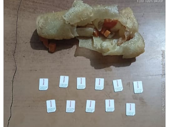 SELUDUPKAN: Barang bukti 11 kartu SIM yang gagal diselundupkan dalam gorengan.(Istimewa/Sumut Pos)