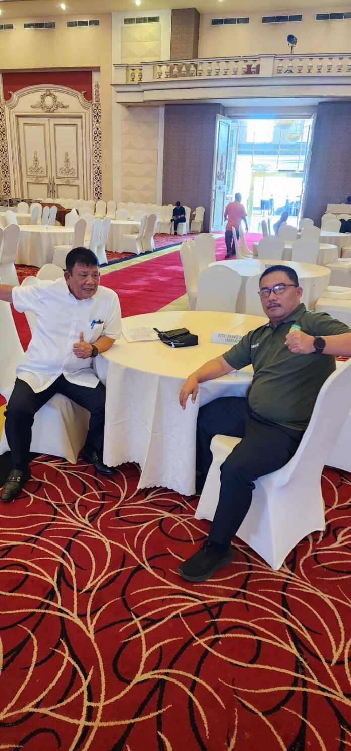 Wakil Ketua Umum I Pengprov Pergatsi Sumut yang juga Wakil Ketua Bidang Perencanaan dan Anggaran KONI Sumut Ir Malik Assalih Harahap ST MM IPM bersama Ketua Umum KONI Sumut Kolonel Purn TNI Ir Hatunggal Siregar sebelum pelantikan Pengurus KONI Sumut Periode 2025-2029 di Regale International Convention Medan, Selasa (10/6/2025).