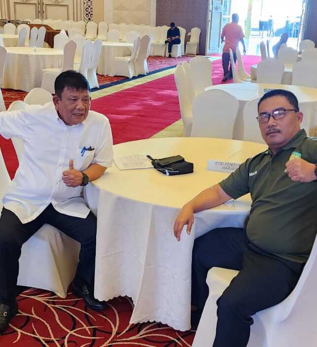 Wakil Ketua Umum I Pengprov Pergatsi Sumut yang juga Wakil Ketua Bidang Perencanaan dan Anggaran KONI Sumut Ir Malik Assalih Harahap ST MM IPM bersama Ketua Umum KONI Sumut Kolonel Purn TNI Ir Hatunggal Siregar sebelum pelantikan Pengurus KONI Sumut Periode 2025-2029 di Regale International Convention Medan, Selasa (10/6/2025).