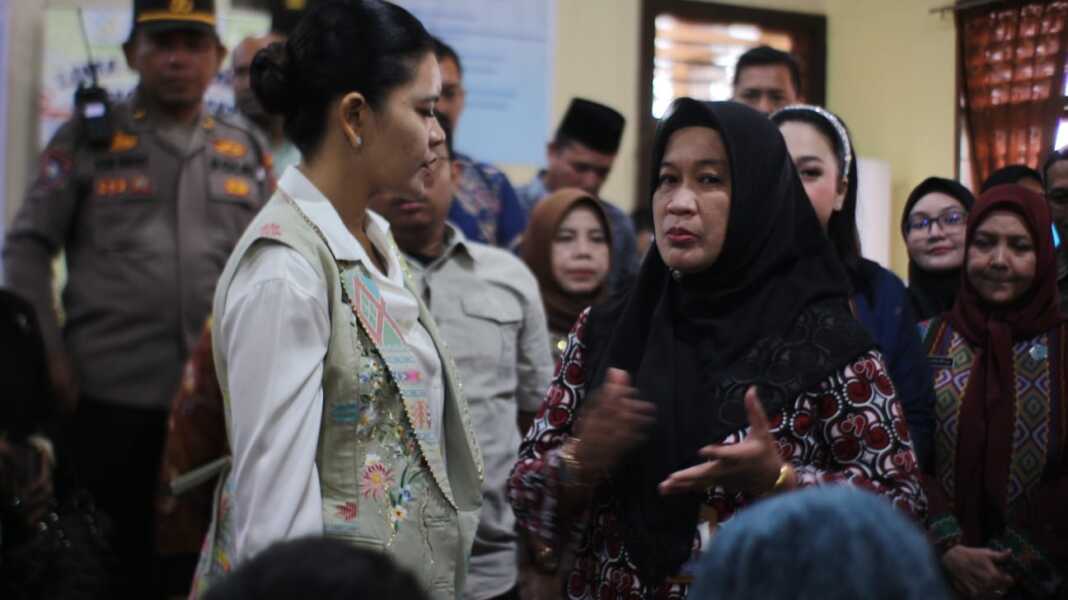 BERSAMA: Kaper Kemendukbangga/BKKBN Sumatera Utara (Sumut), Dr Fatmawati bersama Ketua TP PKK Sumut, Kahiyang Ayu M Bobby Afif Nasution, di Medan Amplas. Sumut Pos/Dokumen Pribadi