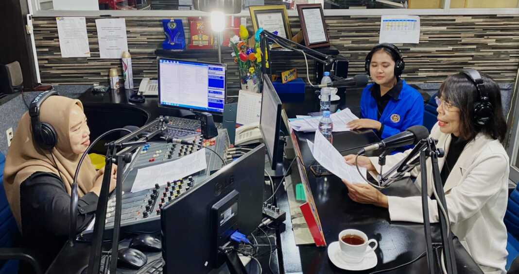 SPESIAL TALKSHOW: Dr Siti Nurmawan Sinaga MKes (kanan) dan Paslina Gulo di Radio Kardopa, Sabtu (14/6). (ISTIMEWA/SUMUT POS)