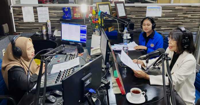 SPESIAL TALKSHOW: Dr Siti Nurmawan Sinaga MKes (kanan) dan Paslina Gulo di Radio Kardopa, Sabtu (14/6). (ISTIMEWA/SUMUT POS)