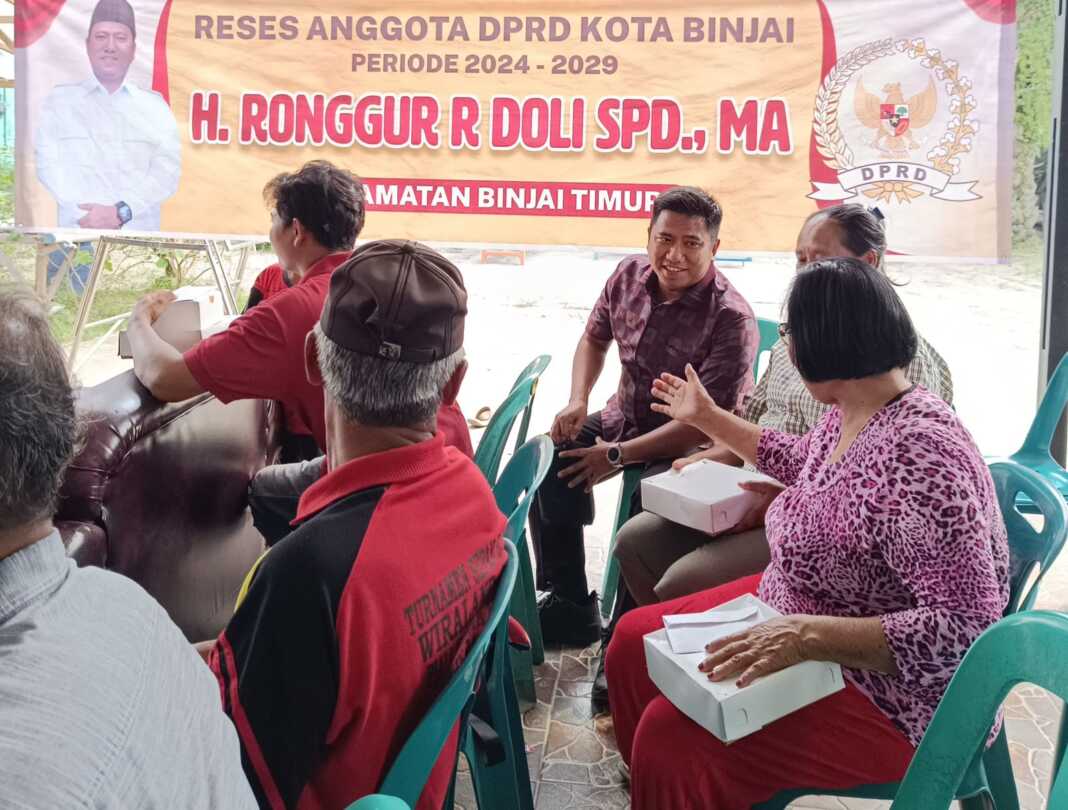 RESES: Anggota DPRD Binjai, Ronggur Simorangkir saat mendengar keluhan masyarakat dalam kesempatan reses di Kelurahan Timbanglangkat, Binjai Timur.(Istimewa/Sumut Pos)