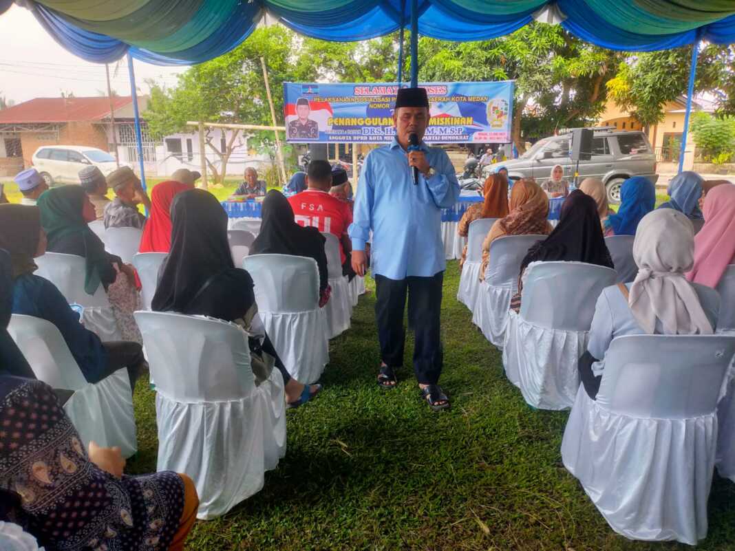SOSIALISASI: Anggota DPRD Kota Medan Fraksi Partai Demokrat, Dr. H. Muslim M.S.P saat menggelar Sosialisasi Perda Kota Medan No.5 Tahun 2015 tentang Penanggulangan Kemiskinan di Jalan Rawe 2, Kelurahan Tangkahan, Kecamatan Medan Labuhan, Sabtu (14/6/2025).