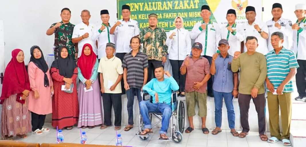 ZAKAT: Bupati Labuhanbatu Maya Hasmita menyalurkan zakat melalui BAZNAS kepada 740 kepala rumah (FAJAR/SUMUT POS)
