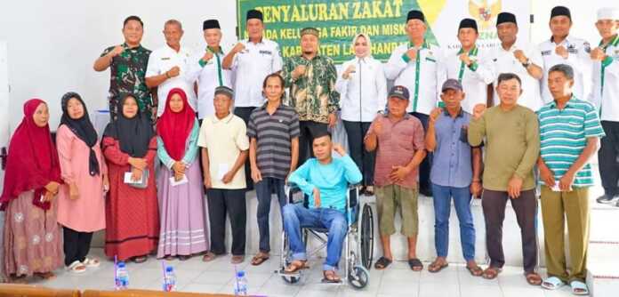 ZAKAT: Bupati Labuhanbatu Maya Hasmita menyalurkan zakat melalui BAZNAS kepada 740 kepala rumah (FAJAR/SUMUT POS)