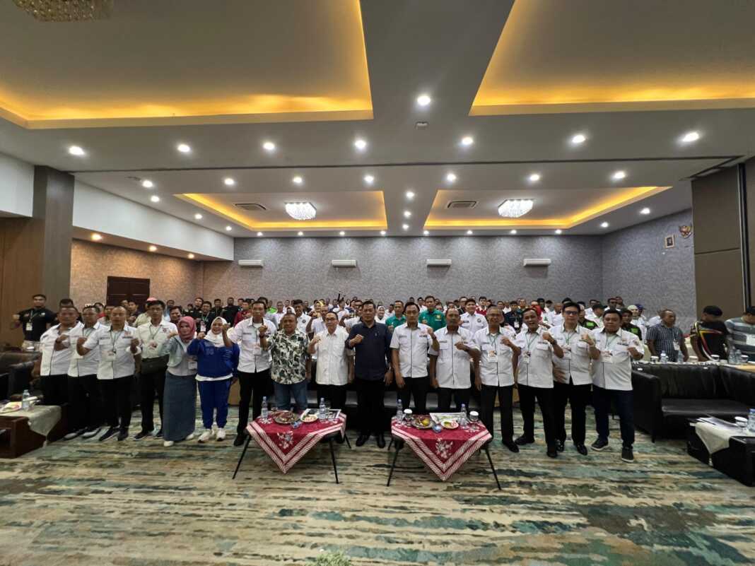 BERSAMA: Kadispora Medan T Chairuniza didampingi Ketua Umum KONI Medan Aswindy Fachrizal dan undangan lainnya bersama peserta Raker KONI Medan 2025. (Dok KONI Medan)