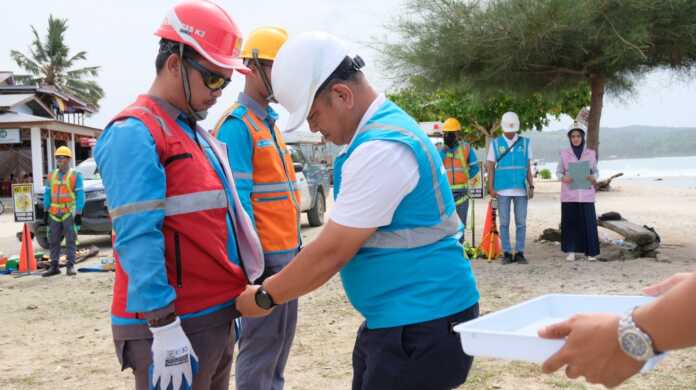 Penyematan Rompi dan Alat Pelindung Diri yang dilakukan langsung oleh Manager PLN UP3 Nias sebagai bentuk kesiapan petugas dengan mengutamakan keselamatan dalam bekerja.