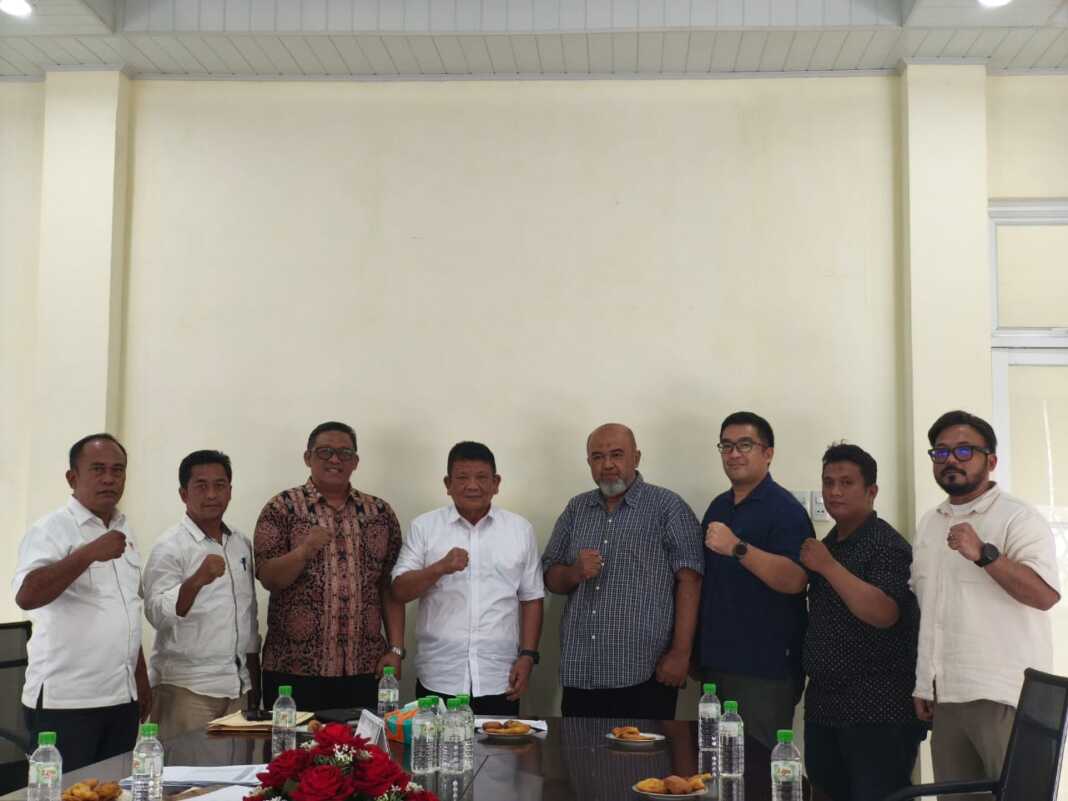 BERSAMA: Ketua Perkemi Sumut Darwin SE dan pengurus bersama Ketua Umum KONI Sumut Hatunggal Siregar dan pengurus di Kantor KONI Sumut, Kamis (26/6). (Dok Pribadi)