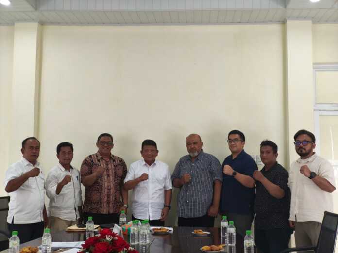 BERSAMA: Ketua Perkemi Sumut Darwin SE dan pengurus bersama Ketua Umum KONI Sumut Hatunggal Siregar dan pengurus di Kantor KONI Sumut, Kamis (26/6). (Dok Pribadi)