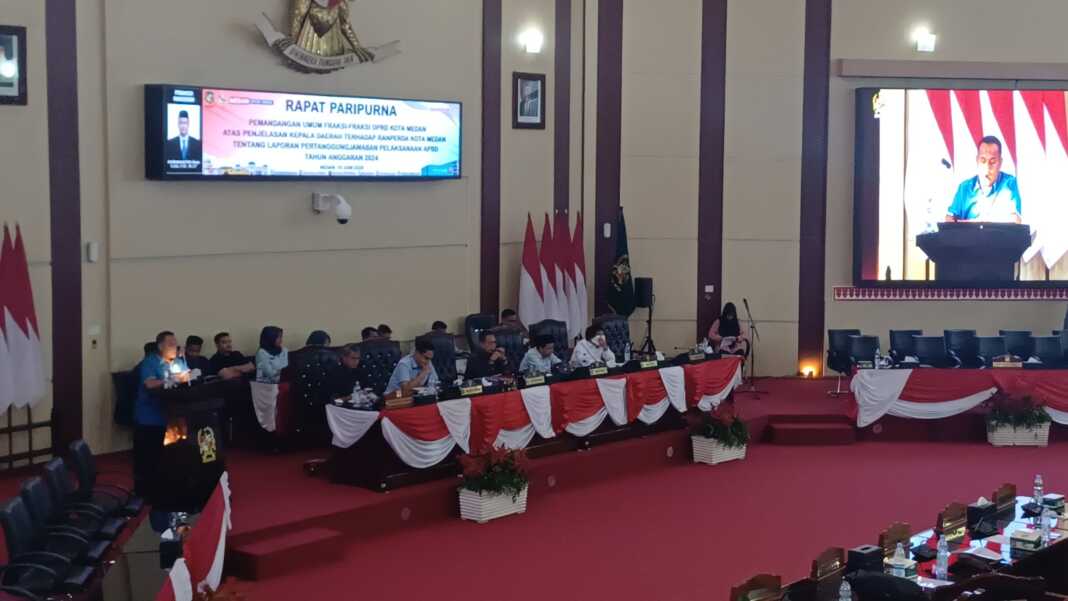 Muslim saat menyampaikan pemandangan umum Fraksi Partai Demokrat dihadapan Wali Kota, Rico Waas saat sidang Paripurna Pemandangan Umum Fraksi-fraksi Terhadap LKPj Kepala Daerah Tahun Anggaran 2024 di gedung DPRD Kota Medan, Selasa (10/6/2025) sore.