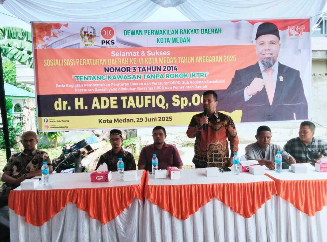 Anggota DPRD Medan dr Ade Taufiq menggelar sosialisasi Perda tentang Kawasan tanpa Rokok di Jalan Medan Area Selatan Gang Sairin, Medan Area, Minggu (29/6/2025).