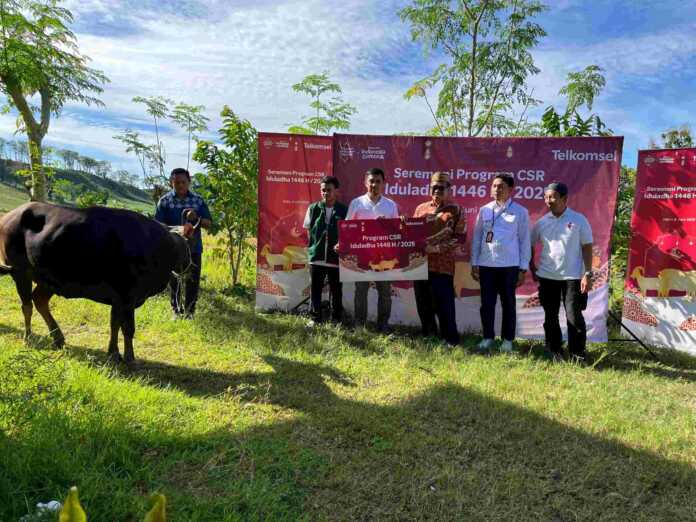 Penyerahan simbolis bantuan Iduladha (4/6) secara hybrid dihadiri Direktur Network Telkomsel, Indra Mardiatna; perwakilan mitra strategis; serta perwakilan penerima manfaat di seluruh area kerja Telkomsel.