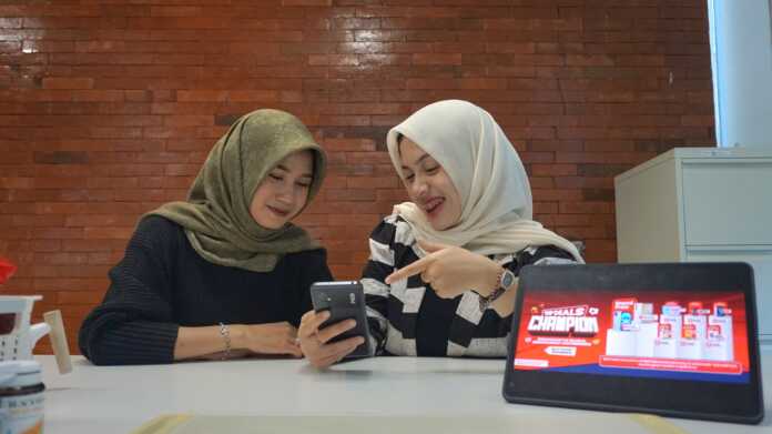 Dalam upaya menghadirkan pengalaman digital terbaik sekaligus memberikan apresiasi kepada pelanggan setia, Telkomsel meluncurkan program spesial “Top Deals Champion” yang berlangsung eksklusif bagi pelanggan di wilayah operasional Sumatera. Program ini digelar selama periode 15–30 Juni 2025, dan memberikan kesempatan kepada pelanggan untuk membawa pulang berbagai hadiah menarik, mulai dari iPhone 16 Plus 128 GB, Samsung Galaxy S24, hingga emas logam mulia dan TV Samsung Crystal 4K.