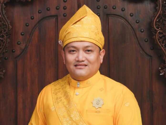 Datuk Izhar Fauzi Maharadja Seri Indera Muda sebagai Datuk Limapuluh ketujuh. Foto:Liberti H Haloho/Sumut Pos