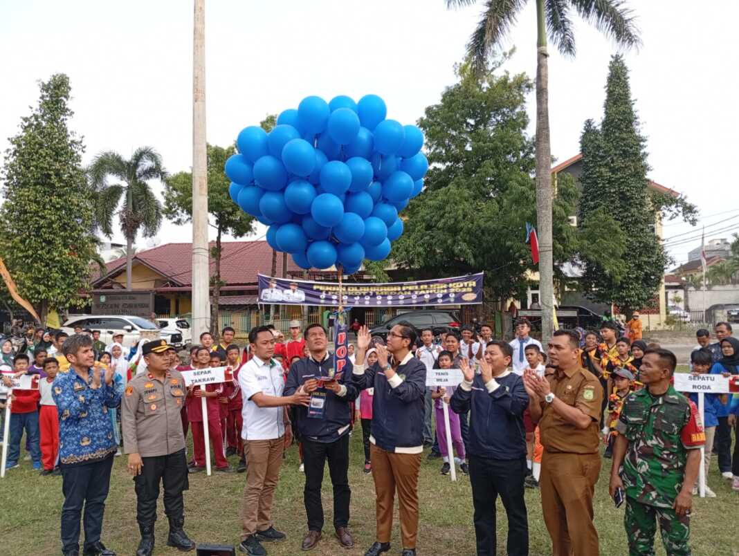 LEPAS: Wali Kota Medan Rico Waas bersama Ketua Umum KONI Medan Aswindy Fachrizal SE dan lainnya melepas balon tanda pembukaan Popkot Medan 2025 di Lapangan Pertiwi, Jalan Pembangunan, Medan Barat, Senin (2/6/2025). (Deking Sembiring)