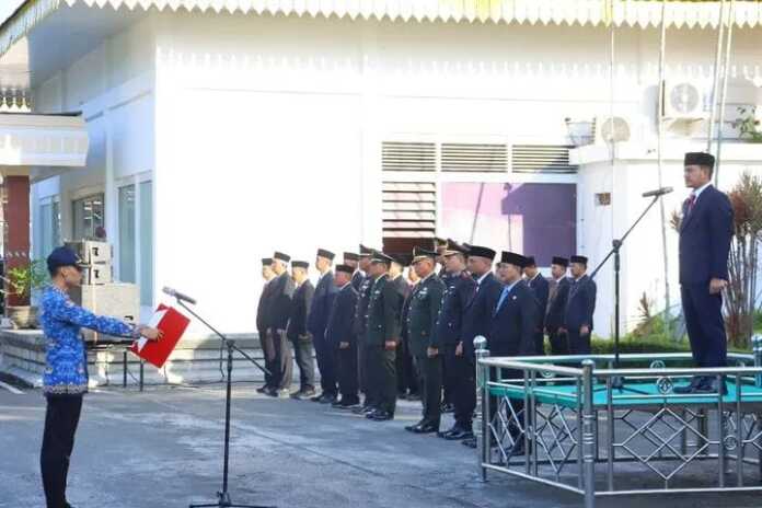 UPACARA: Wali Kota Tebingtinggi Iman Irdian Saragih ketika menjadi inspektur upacara pada peringatan Hari Lahir Pancasila di halaman Balai Kota Jalan Sutomo Kota Tebingtinggi. ISTIMEWA/SUMUT POS