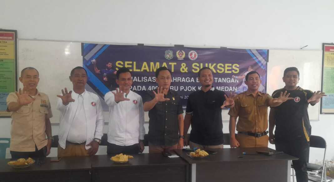 Ketua Umum KONI Medan, Aswindy Fachrizal menghadiri sosialisasi bola tangan di SMA Negeri 3 Medan. (Dok KONI Medan)