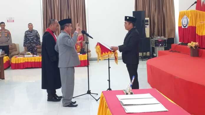 DIAMBIL SUMPAH:Ketua DPRD Nias Selatan, Elisati Halawa saat ambil sumpah PWA anggota DPRD Samahato Buulolo. FOTO: EURISMAN/SUMUT POS