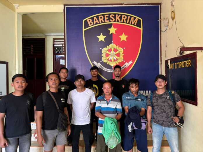 DIAMANKAN: Kedua tersangka (tangan digari) saat diamankan di Polres Nisel. foto: Istimewa/Sumut Pos