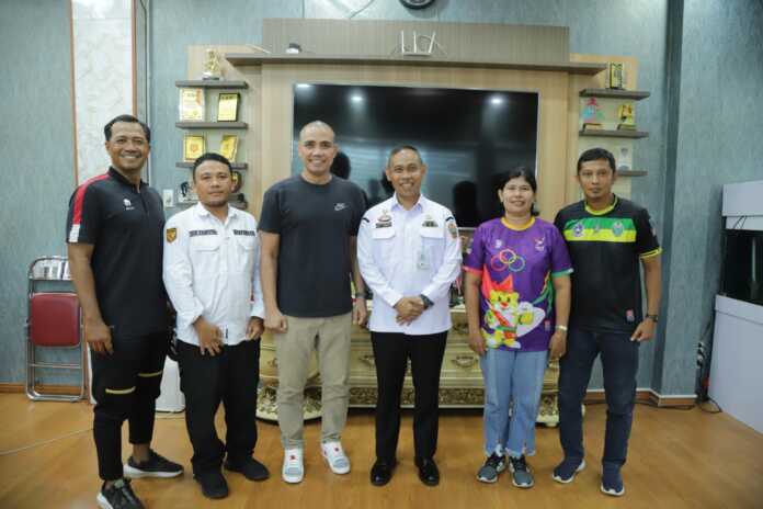 BERSAMA: Kadispora Sumut Mahfullah Daulay Pratama bersama Sahari Gultom dan alumni PPLP Sumut lainnya. (Dok Dispora Sumut)