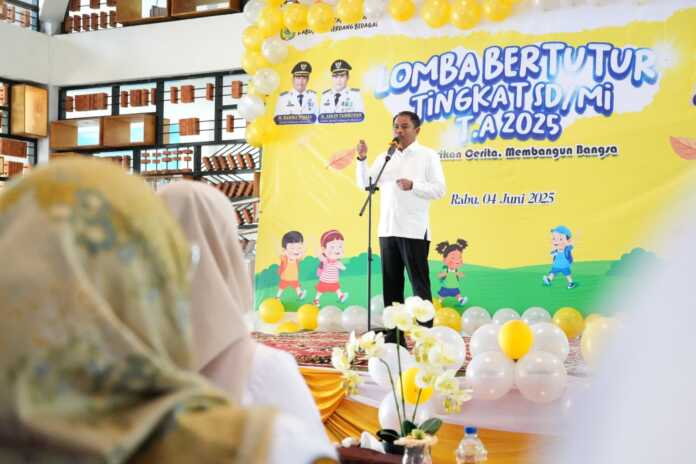 LOMBA: Bupati Sergai H. Darma Wijaya saat membuka Lomba Bertutur Tingkat SD/MI Tahun 2025 di Gedung Perpustakaan Daerah, Rabu (4/6/2025). ( FADLY/SUMUT POS )