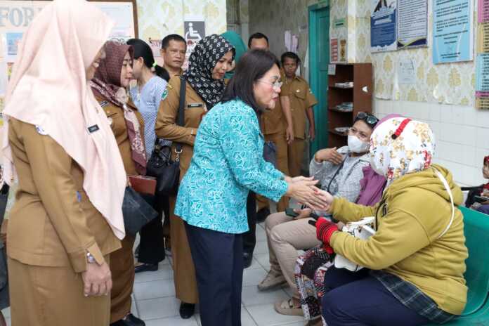 SAPA: Ketua TP PKK Siantar, Liswati menyapa masyarakat di Puskesmas. ISTIMEWA/SUMUT POS