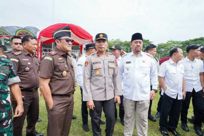 TMMD: Bupati Batubara H Baharuddin Siagian, SH, M.Si saar menghadiri Upacara Penutupan TNI Manunggal Membangun Desa (TMMD) ke-124 Tahun 2025 di Lapangan Alun-alun Rambate Rata Raya Kota Kisaran, Rabu (4/6/2025). Foto:Liberti H Haloho/Sumut Pos