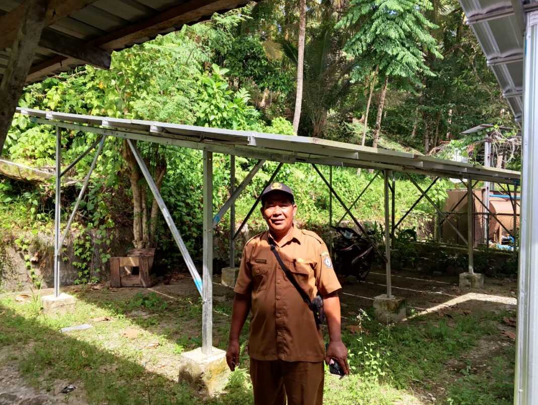 TUNJUKKAN: Kepala UPTD Puskesmas Hilisataro ketika menunjukkan PLTS atau Solar Call. Selasa(3/6). foto: Eurisman/Sumut Pos