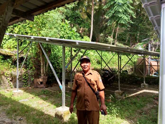 TUNJUKKAN: Kepala UPTD Puskesmas Hilisataro ketika menunjukkan PLTS atau Solar Call. Selasa(3/6). foto: Eurisman/Sumut Pos