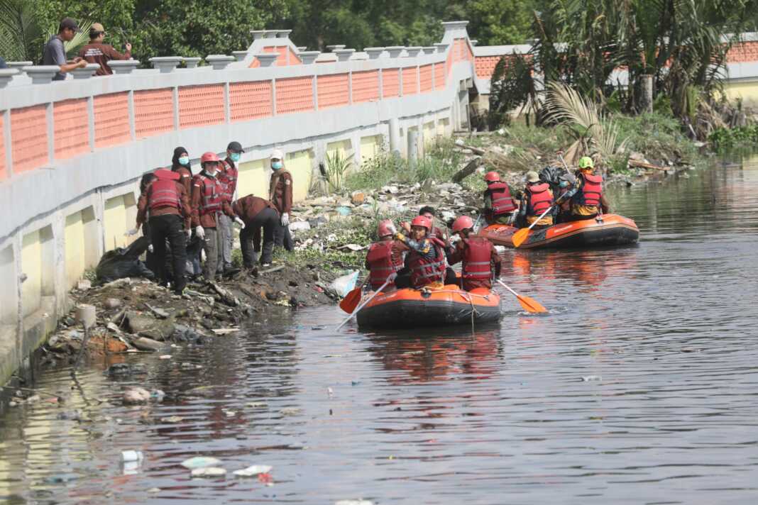 Aksi membersihkan dan merawat danau siombak.