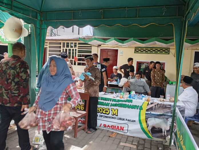 Warga menerima pembagian daging kurban dari PC Muhammadiyah Lubukpakam, Jumat (6/6/2025).