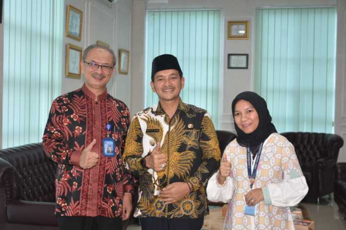TERIMA: Wali Kota Tebingtinggi Iman Irdian Saragih ketika menerima Rektor UMA, Dadan Ramdan di Gedung Bali Kota Tebingtinggi.