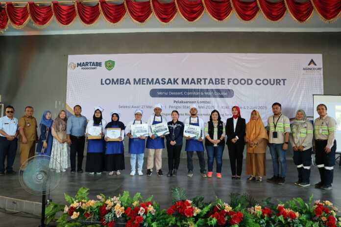 DIABADIKAN: Manager Community Development PTAR Rohani Simbolon (enam kanan), Kepala Dinas Perdagangan dan Koperasi UKM Tapsel Novita Sari Wahyuni (lima kanan), dan Kepala Dinas Perindustrian Tapsel Zulfahmi (kiri), diabadikan bersama para pemenang Lomba Memasak Martabe Food Court di Sopo Daganak, Batangtoru, baru-baru ini. (Dokumen PTAR)