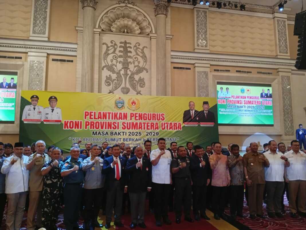Gubsu Bobby Nasution didampingi beberapa kepala daerah bersama pengurus KONI Sumut periode 2025-2029 saat pelantikan di The Regale International Convention Centre, Selasa (10/6/2025). (Deking Sembiring)