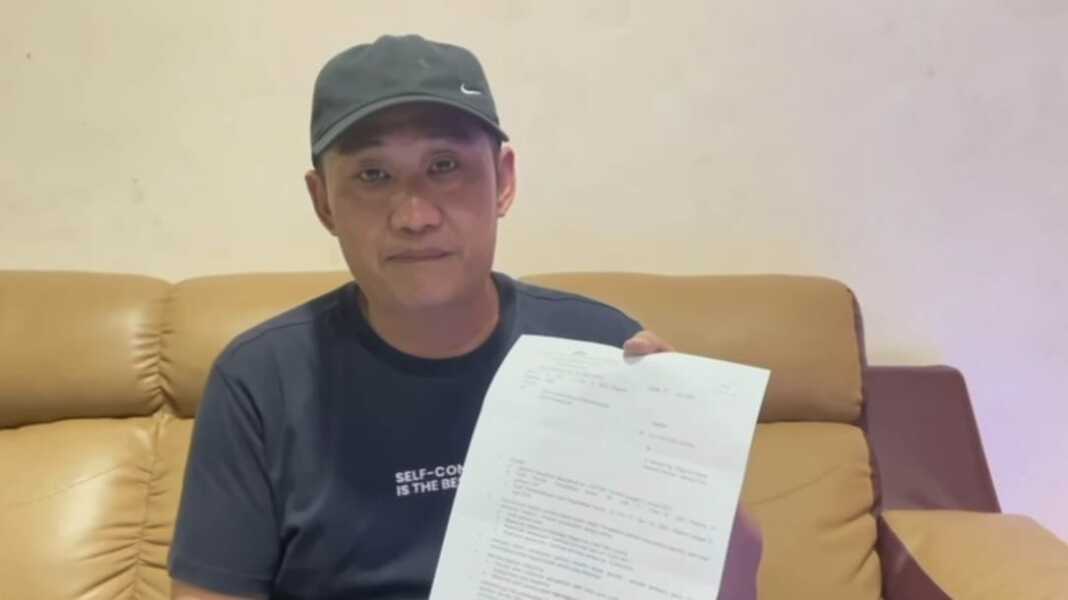 TUNJUKKAN: Vantony Huang menunjukkan SP2HP dari Polres Langkat yang kinerjanya mengecewakan. Istimewa/Sumut Pos
