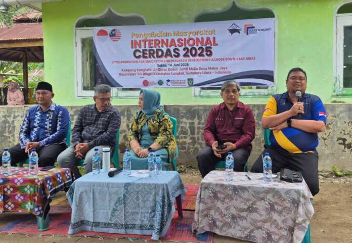 Pengarah Kolej Komunity Arau En Rosnizam Bin Khamis (kanan), bersama Wakil Bupati Langkat Tiorita Br Surbakti (tiga dari kiri) didampingi Camat Sei Bingai, dan Ketua Panitia Dodi Siregar, S.Kom., M.Kom (dua kanan) pada kegiatan CSR di Dusun Jandi Mulia, Desa Mekar Jaya, Kecamatan Sei Bingai, Langkat.