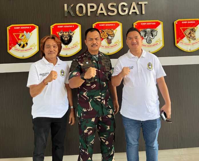 DIABADIKAN: Wakil Ketua Askot PSSI Medan, Reza Pahlevi Lubis, S.Kom diabadikan bersama Danyonko 469 Kopasgat Pancawara, Letkol Pas Jhon Herriansyah Siregar di sela-sela pembukaan i Soeratin 2025 Askot PSSI Medan. (ISTIMEWA/SUMUT POS)