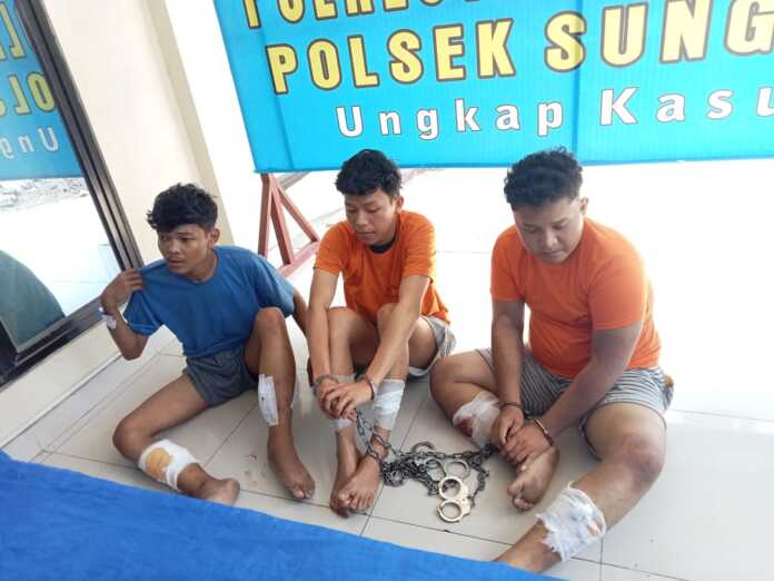 DITANGKAP: Ketiga pelaku begal antar Kabupaten/Kota ditangkap Polsek Sunggal dengan kaki ditembak, Kamis (19/6). ISTIMEWA/SUMUT POS