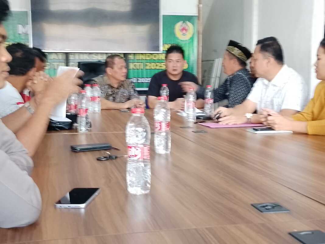 PIMPIN: Kadisporapar Syahdama Yanto didampingi Ketua KONI Tebingtinggi Anton dan perwakilan Polres Tebingtinggi melaksanakan rapat gabungan persiapan kegiatan olahraga. ISTIMEWA/SUMUTPOS