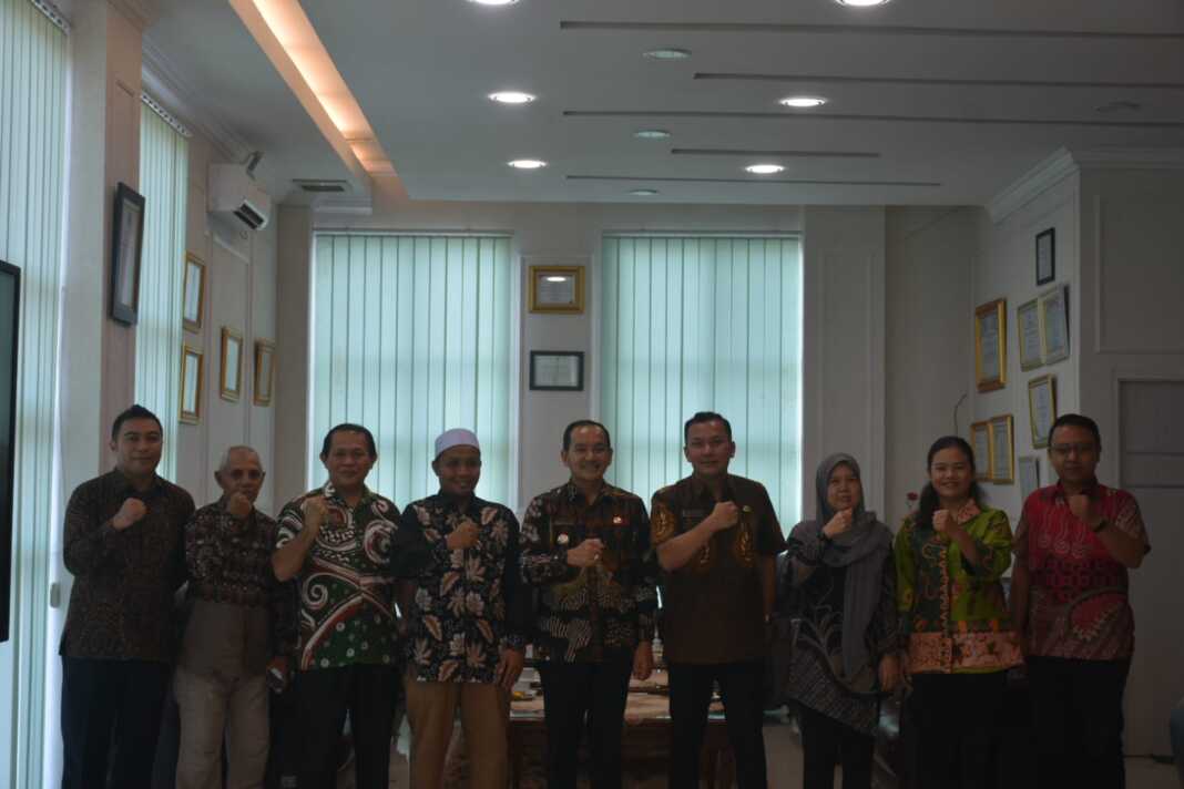 MINTA: Wali Kota Tebingtinggi Iman Irdian Saragih meminta kepada pengurus PASI Kota Tebingtinggi untuk komitmen mengurus atlit bersama Ketua Pasi Kota Tebingtinggi Irvan Dalimunthe. foto: Istimewa/Sumut Pos