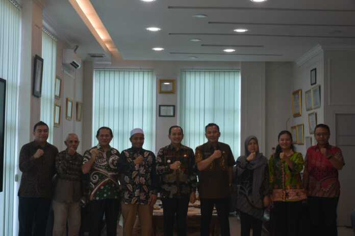 MINTA: Wali Kota Tebingtinggi Iman Irdian Saragih meminta kepada pengurus PASI Kota Tebingtinggi untuk komitmen mengurus atlit bersama Ketua Pasi Kota Tebingtinggi Irvan Dalimunthe. foto: Istimewa/Sumut Pos